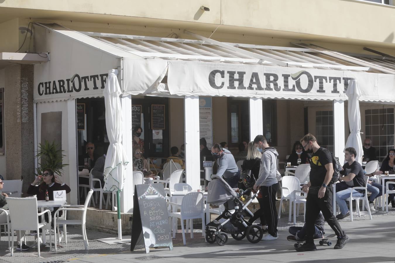 Ambiente en Cádiz el dia antes de las nuevas restricciones por la pandemia