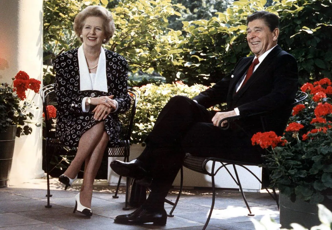 La alianza con Reagan. El mandato de Thatcher coincidió prácticamente con el de Reagan, con quien conectó desde el primer momentos. Una alianza conservadora que reforzó el capitalismo en todo el mundo y que, con la decisiva intervención del Papa Juan Pablo II, venció al comunismo totalitario.