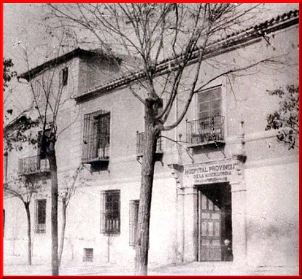 El Hospital Provincial en su antigua ubicación, en la plaza de Padilla, donde permaneció hasta finales de 1932. Siempre fue el principal centro de referencia médico-quirúrgica, de carácter público, en Toledo. 