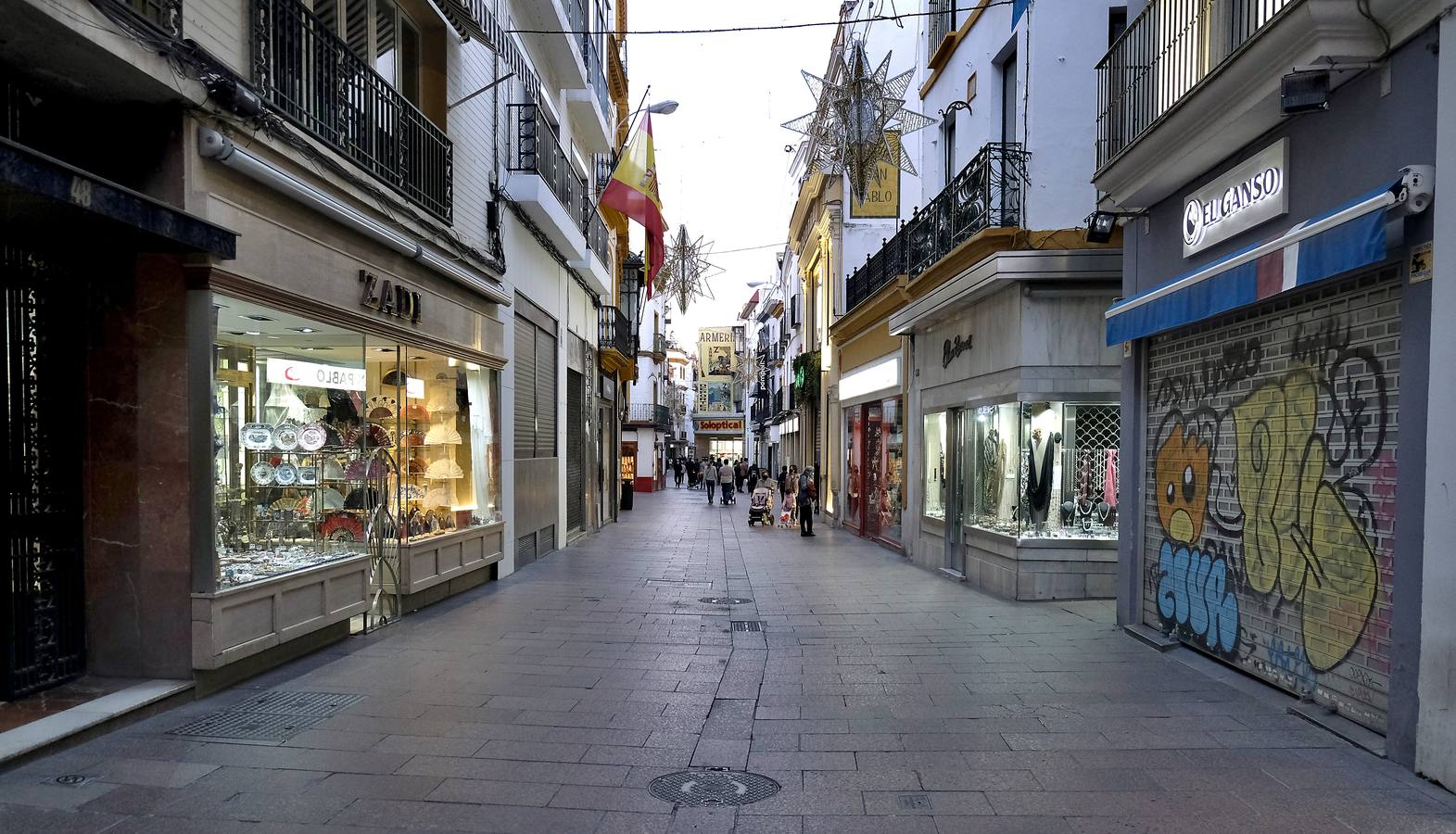 Primer día del cierre de los comercios no esenciales a las seis en Sevilla