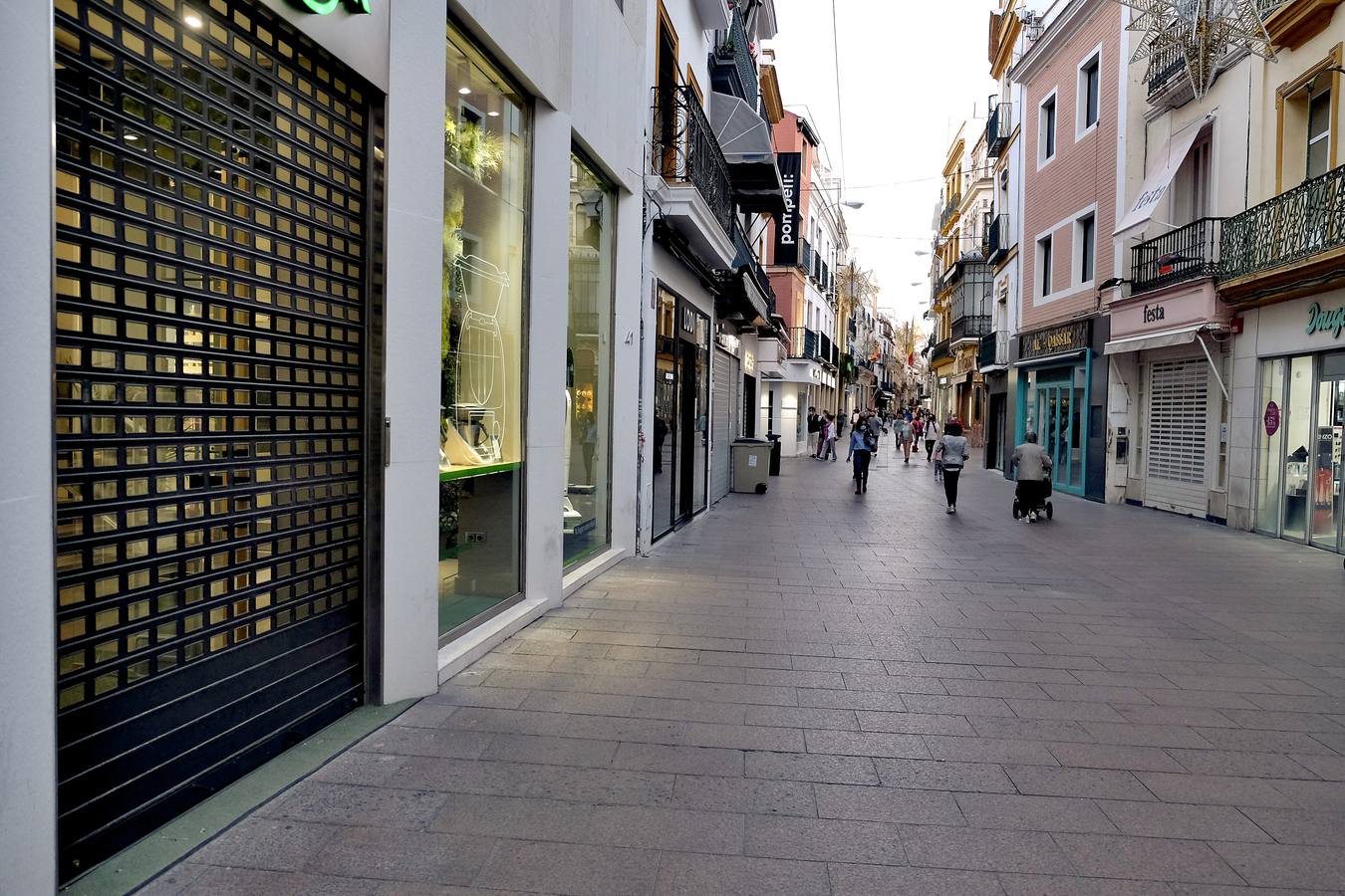 Primer día del cierre de los comercios no esenciales a las seis en Sevilla