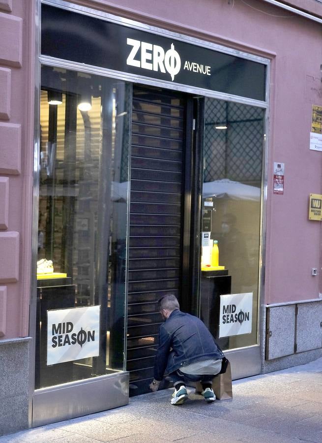 Primer día del cierre de los comercios no esenciales a las seis en Sevilla