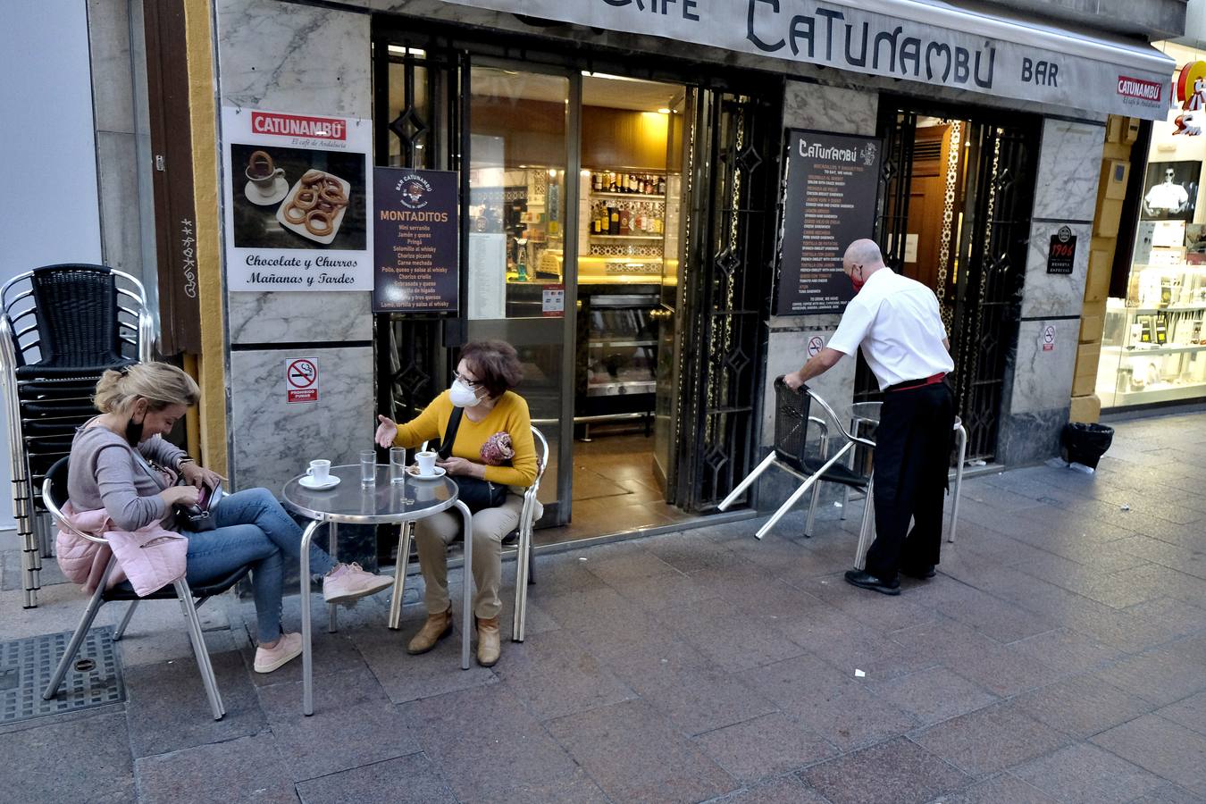 Primer día del cierre de los comercios no esenciales a las seis en Sevilla