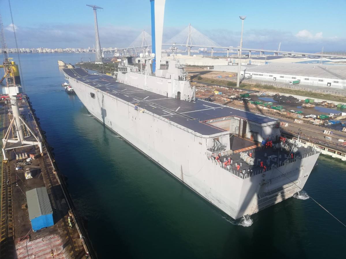 La llegada del buque Juan Carlos I a Navantia Puerto Real, en imágenes