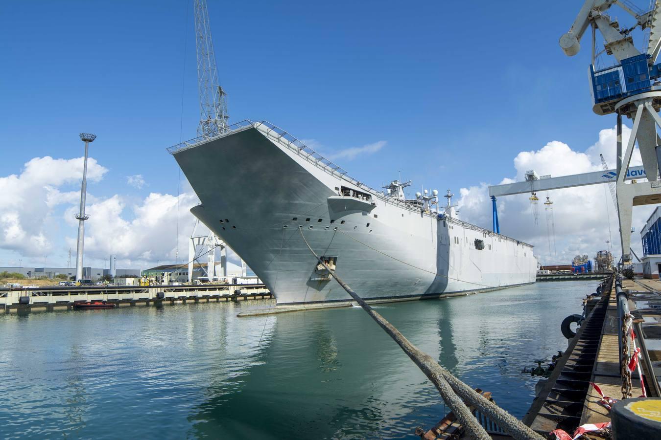 La llegada del buque Juan Carlos I a Navantia Puerto Real, en imágenes