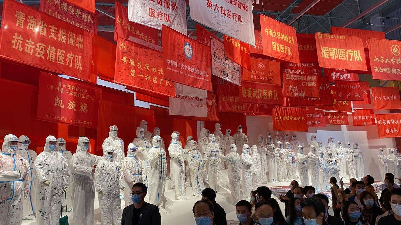 Los fantasmagóricos trajes especiales de protección, firmados por los equipos médicos venidos de toda China, en la exposición sobre el coronavirus en Wuhan. 