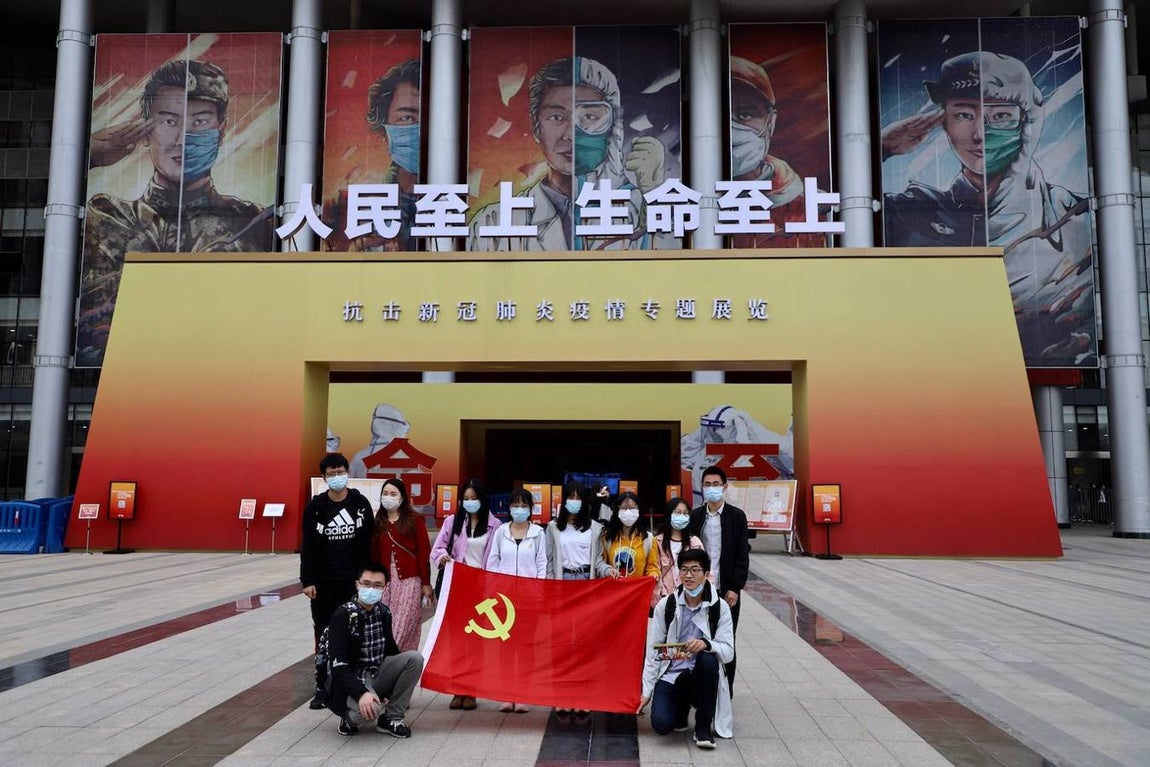 Una exposición de la propaganda ensalza la respuesta del régimen del Partido Comunista contra el estallido de la epidemia del coronavirus en Wuhan. 