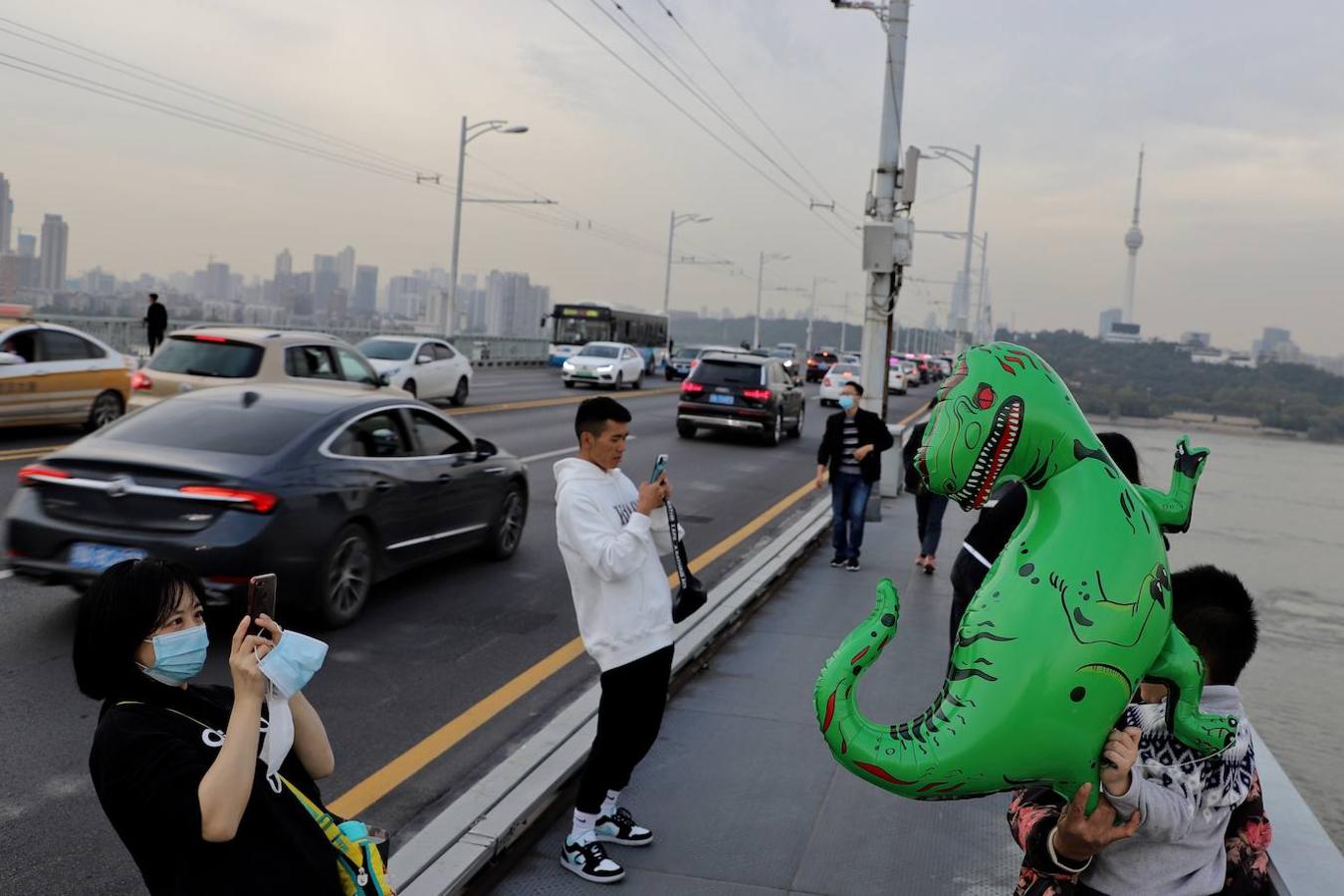 Li Na le hace un foto a su hijo y su madre en el Primer Puente sobre el Río Yangtsé, uno de los iconos de la ciudad. 