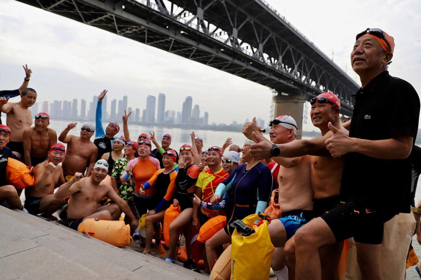 Celebrando que la epidemia del coronavirus está controlada en China, un grupo de mayores de Wuhan cumple con la tradición de cruzar a nado el río Yangtsé. 