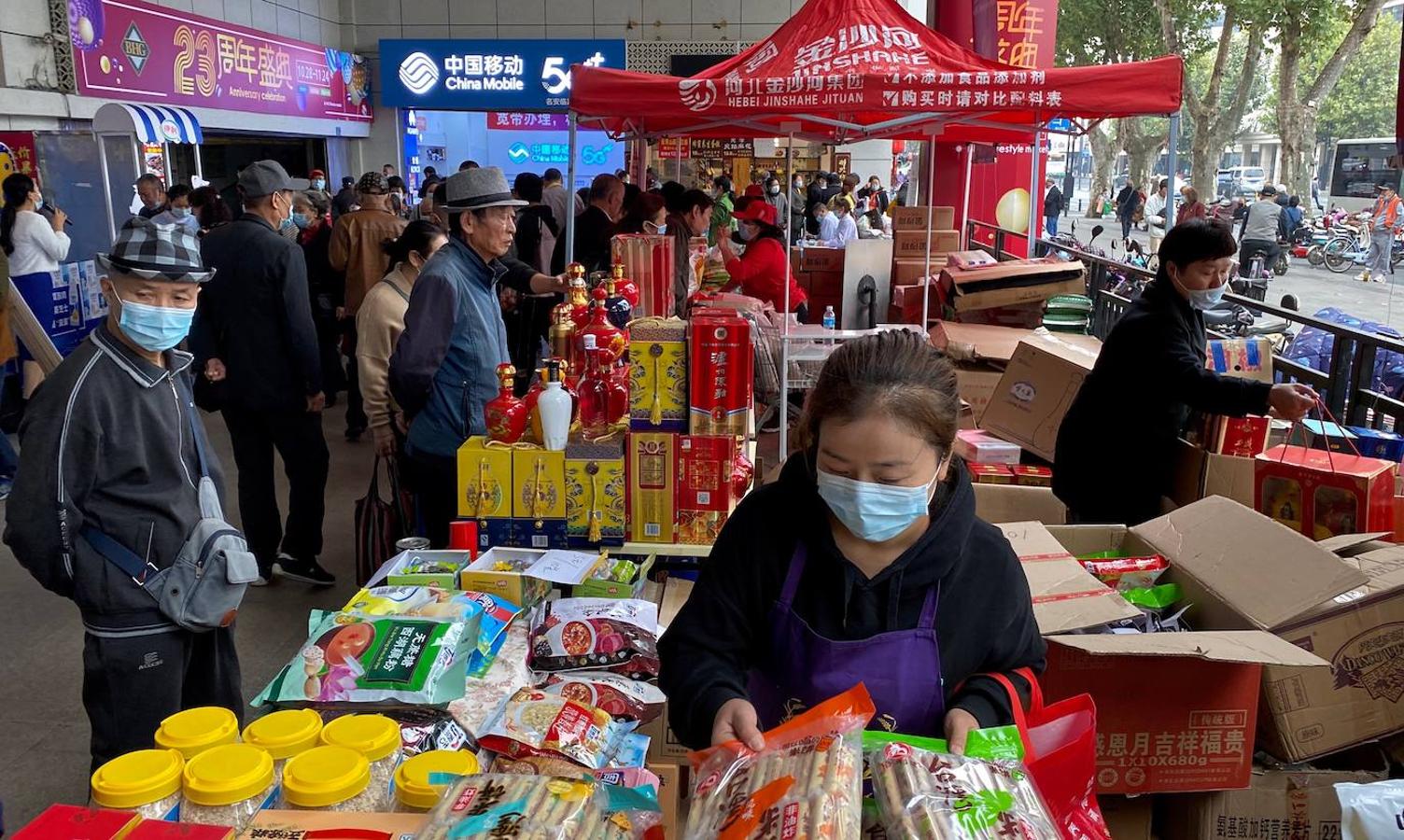 Descuentos y promociones en los supermercados de Wuhan para atraer a la clientela e incentivar la economía tras el batacazo del coronavirus. 