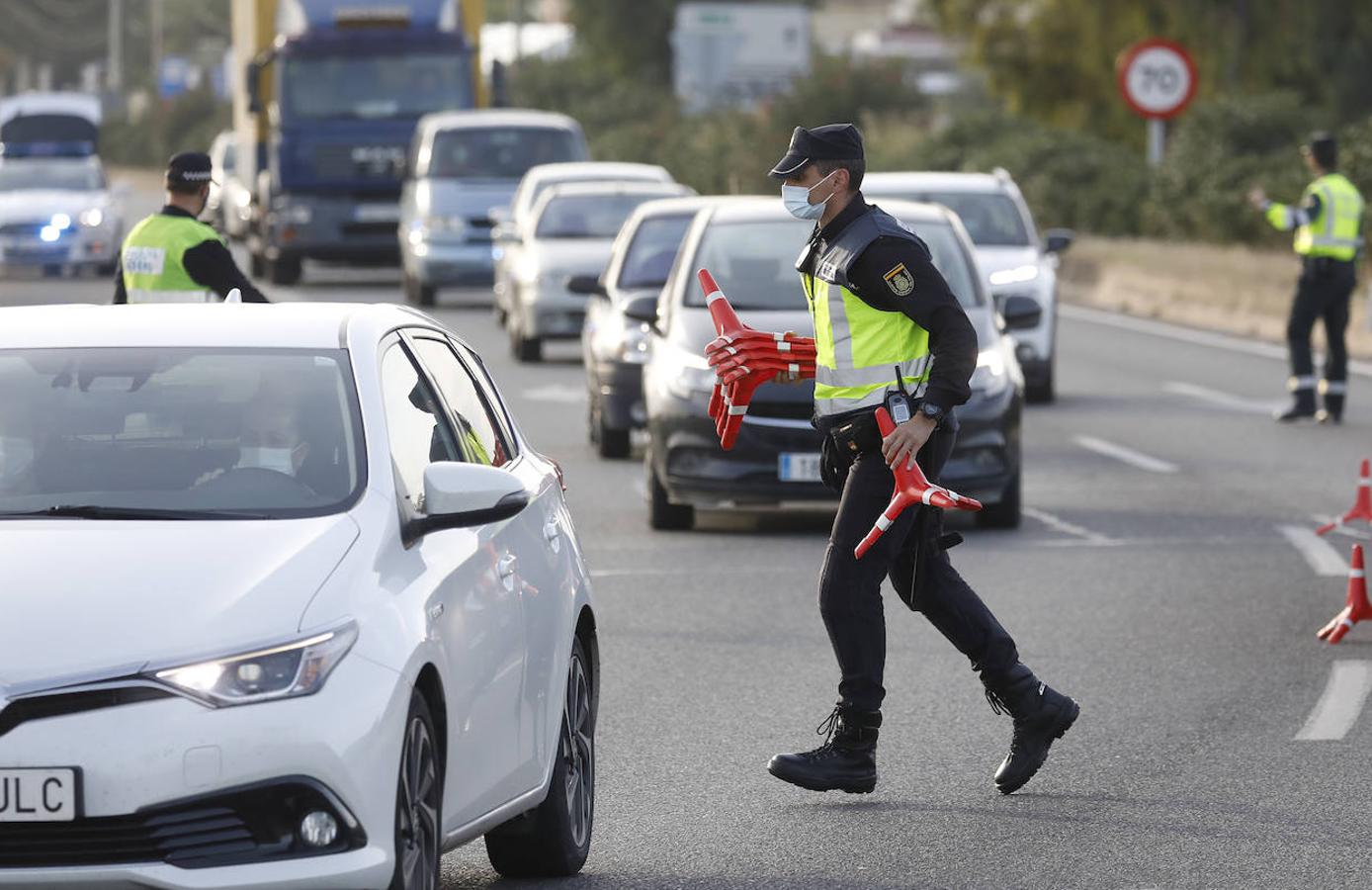 Los controles policiales en Córdoba por el confinamiento, en imágenes