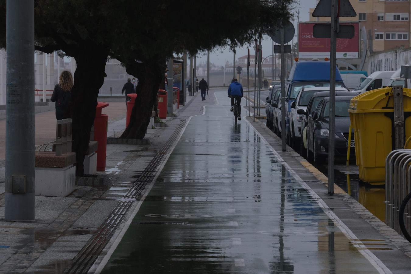 FOTOS | Sábado de lluvia en Cádiz que invita a quedarse en casa