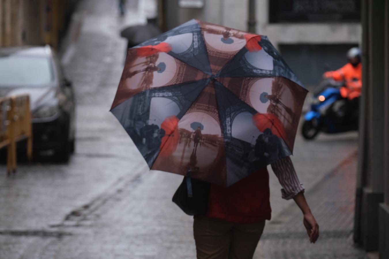 FOTOS | Sábado de lluvia en Cádiz que invita a quedarse en casa