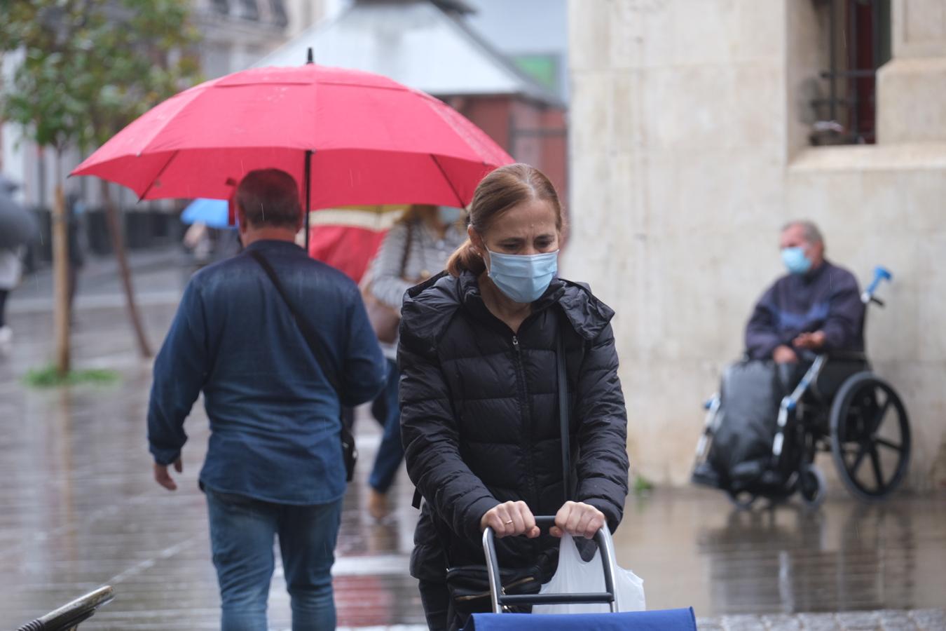 FOTOS | Sábado de lluvia en Cádiz que invita a quedarse en casa