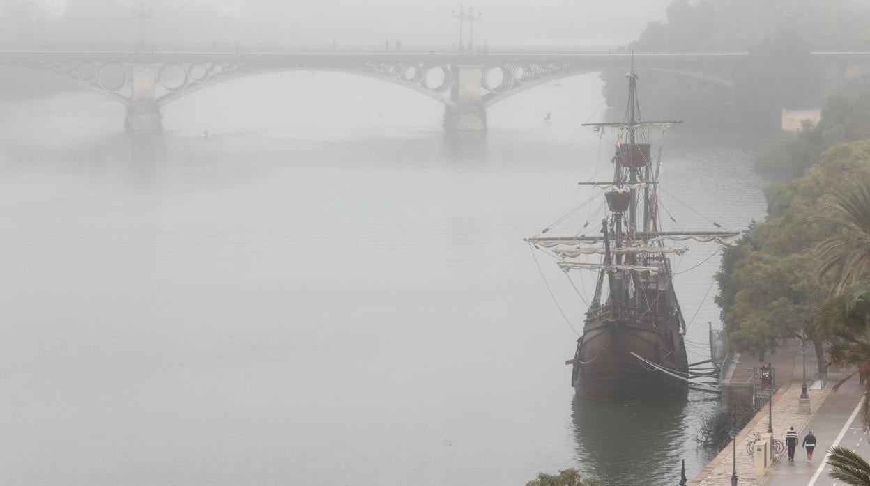 En imágenes, la niebla cubre por completo Sevilla