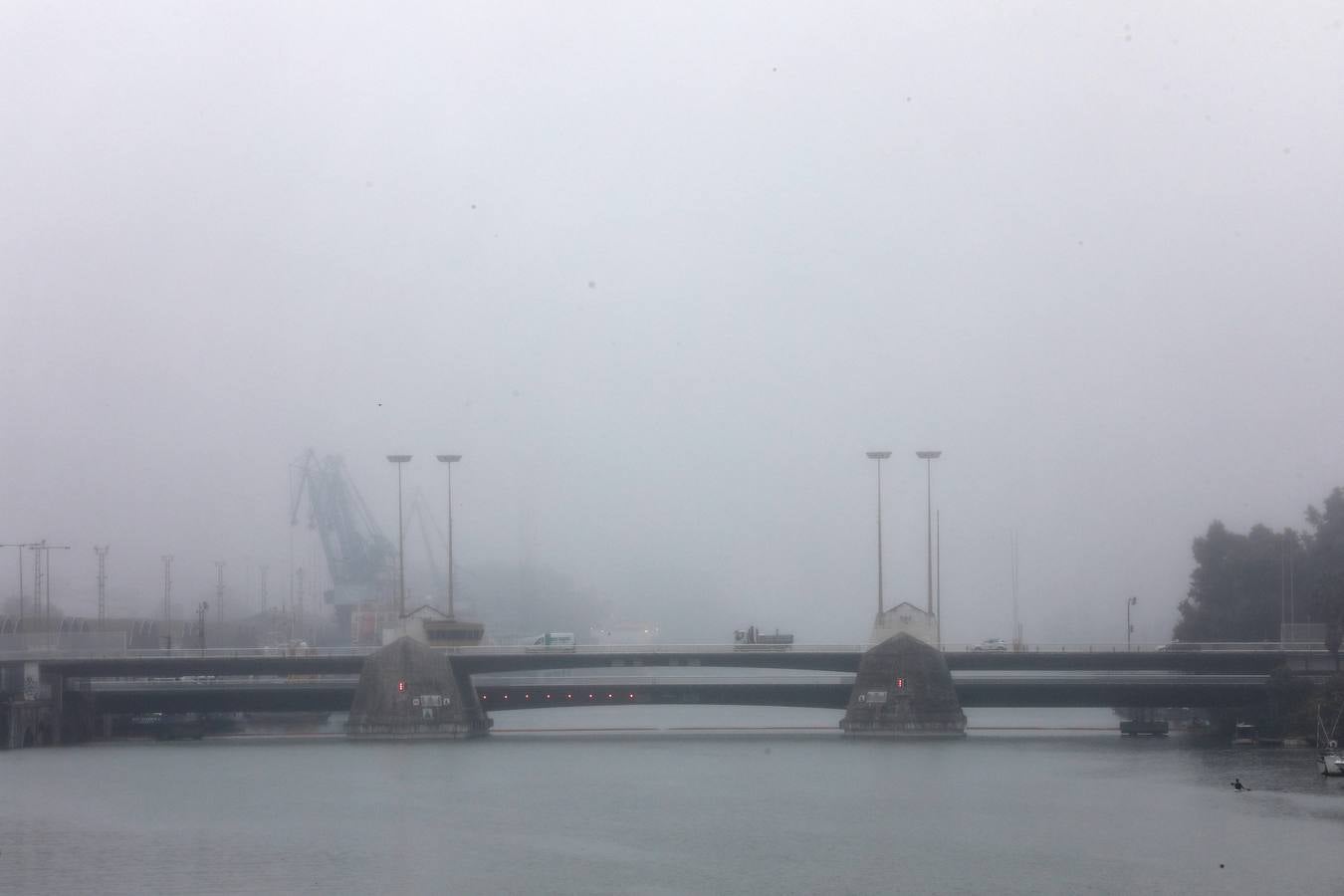 En imágenes, la niebla cubre por completo Sevilla