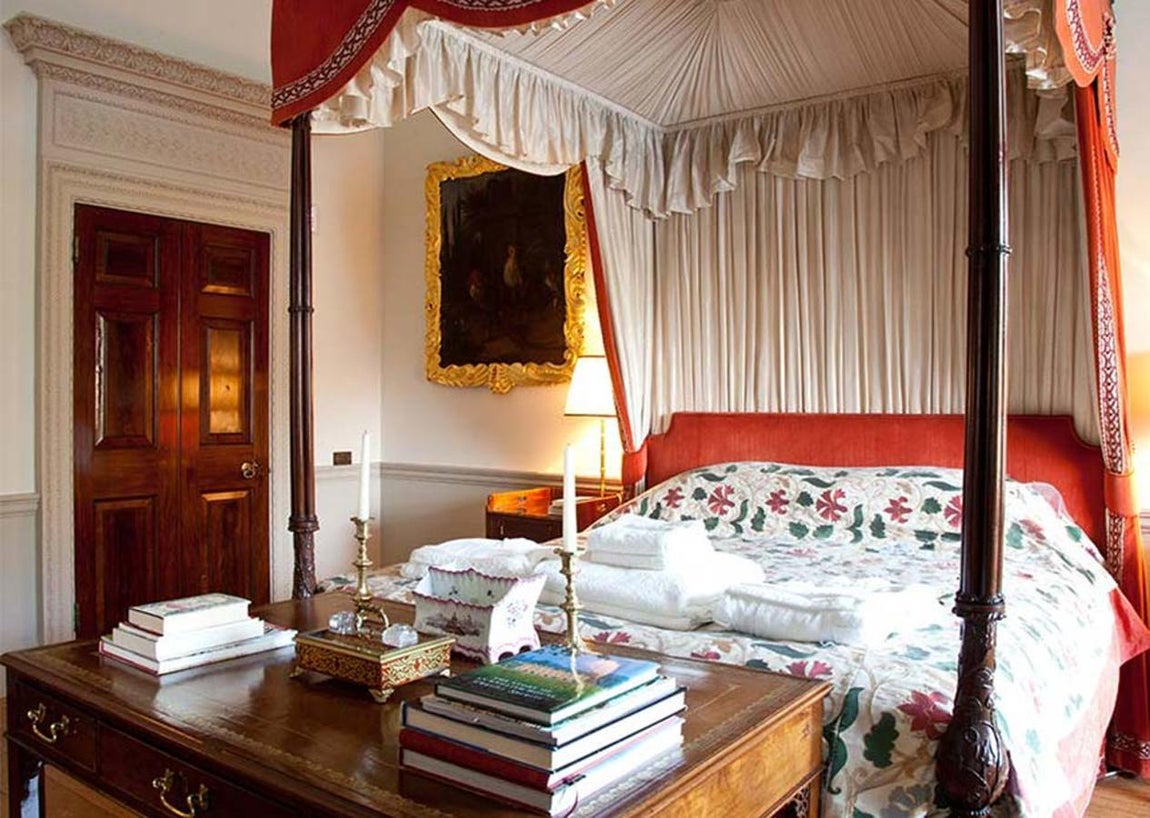 Althorp House, la mansión donde creció Diana de Gales. Como no podía ser menos, tampoco faltan las historias de fantasmas. Muchos invitados que se han hospedado en Alhorp House afirman que por la noche una joven vestida de blanco se pasea por sus pasillos.