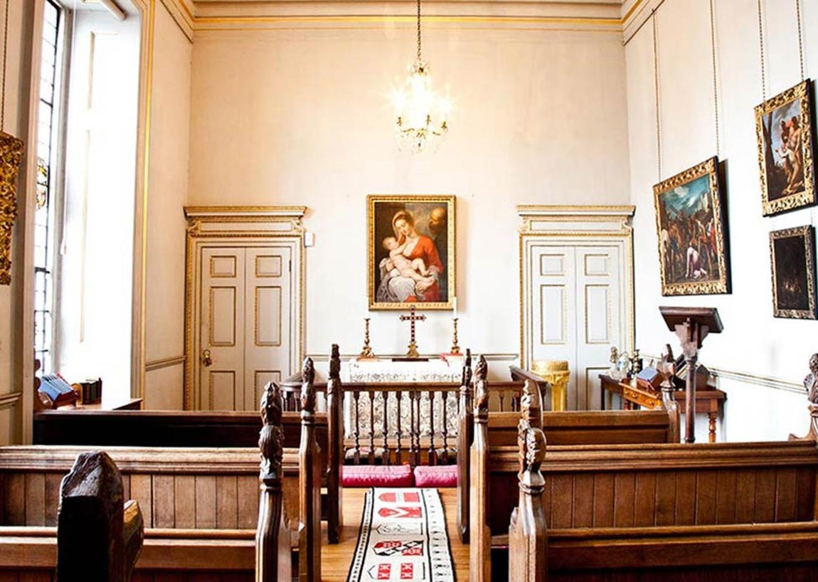 Althorp House, la mansión donde creció Diana de Gales. En la finca podemos encontrar también una pequeña capilla, un establo ... Todo tipo de comodidades para que todo el que allí se aloje no tenga necesidad de nada.