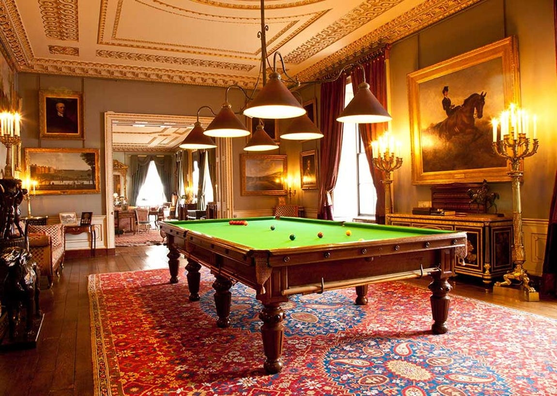 Althorp House, la mansión donde creció Diana de Gales. Desde ese momento, uno de los edificios de la finca se acondicionó para rendir homenaje a la princesa: seis salas en las que se repasa su vida y donde se exponen algunos objetos tan significativos como su vestido de boda.