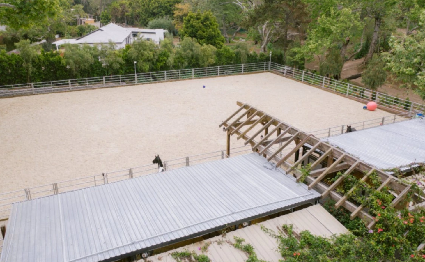 Así es el rancho de verano de Witherspoon. La parte exterior es, sin duda, lo mejor de este rincón de Malibú. En la finca se incluye un huerto, árboles frutales e instalaciones ecuestres formadas por varios establos y una pista de equitación.