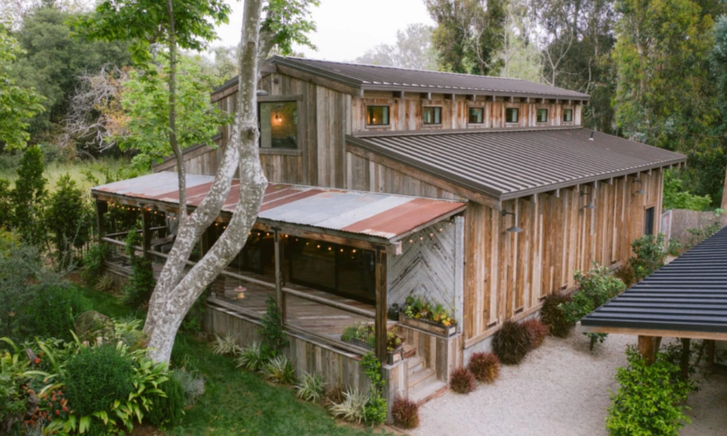 Así es el rancho de verano de Witherspoon. La propiedad incluye una casa de huéspedes de estilo granero, además de un estudio de grabación independiente y una sala de proyecciones.