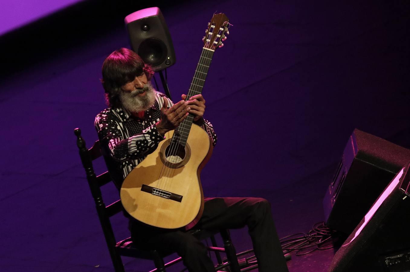 Caracafé hace hablar a su guitarra flamenca en Sevilla, en imágenes