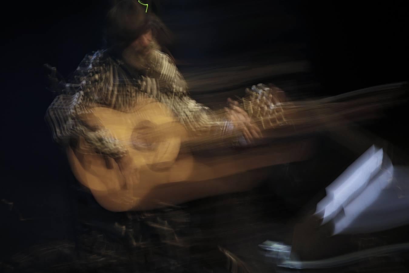 Caracafé hace hablar a su guitarra flamenca en Sevilla, en imágenes