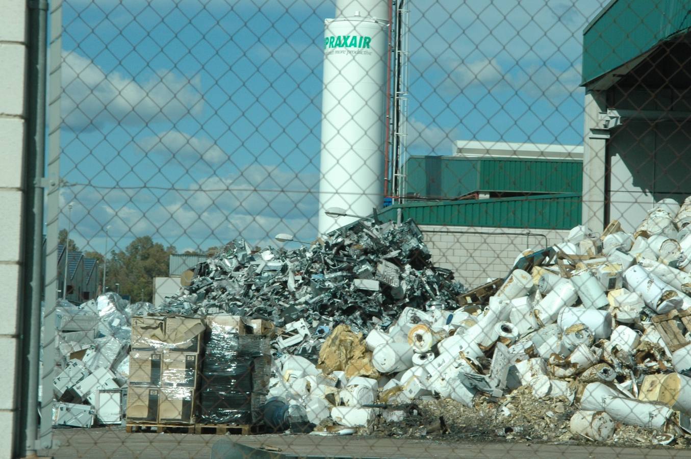 Las imágenes del tratamiento irregular de los electrodomésticos en la planta de Aznalcóllar