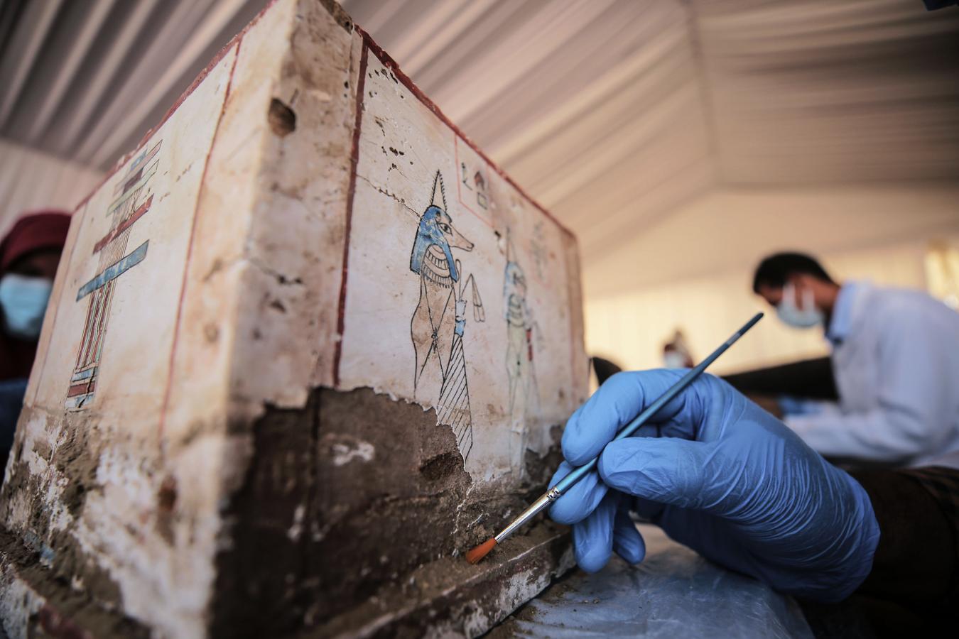 Los ataúdes recién descubiertos se encontraron dentro de nuevos pozos funerarios. 