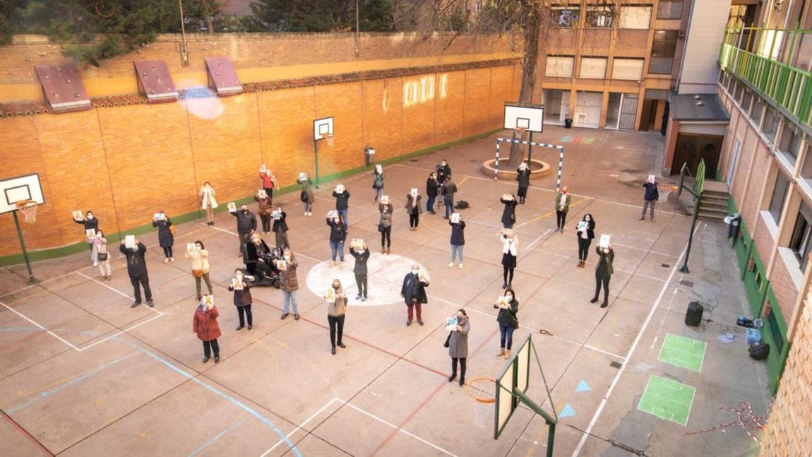 Protestas en el patio del Colegio Santa Teresa de Jesús en Valladolid. 