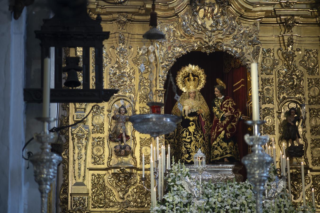 Altar del aniversario de la coronación canónica de la Virgen de la Amargura