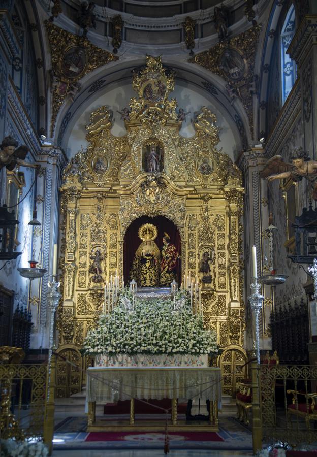 Altar del aniversario de la coronación canónica de la Virgen de la Amargura