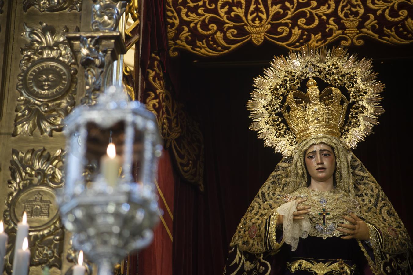 Altar del aniversario de la coronación canónica de la Virgen de la Amargura