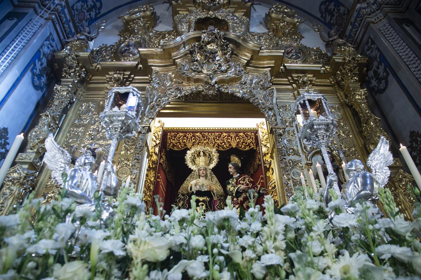 Altar del aniversario de la coronación canónica de la Virgen de la Amargura