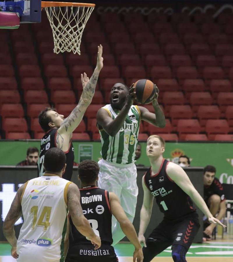 Las mejores imágenes del partido entre el Coosur Real Betis y el Bilbao Basket