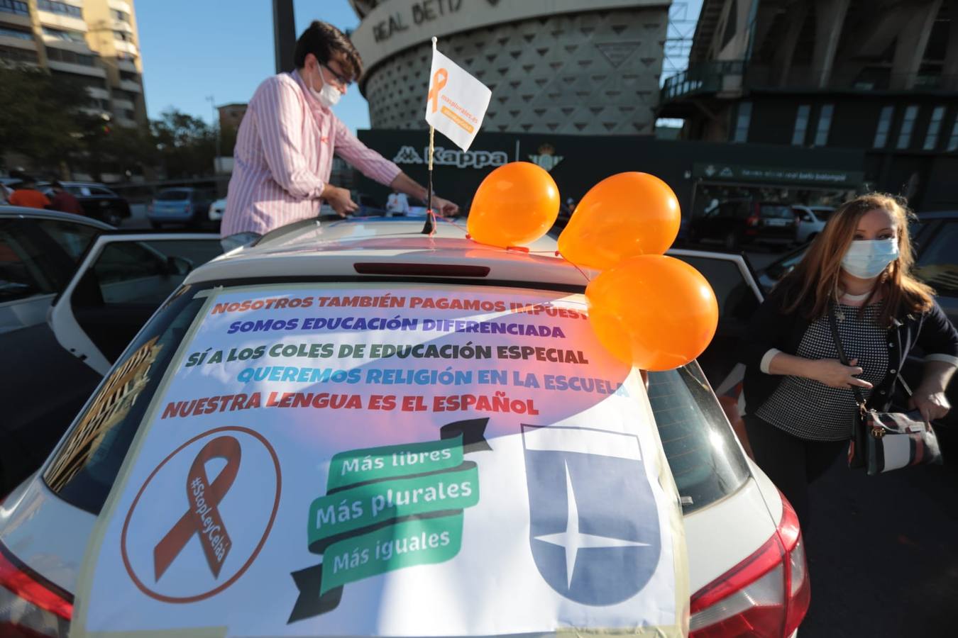 La protesta de la educación concertada de Sevilla por la Ley Celáa, en imágenes