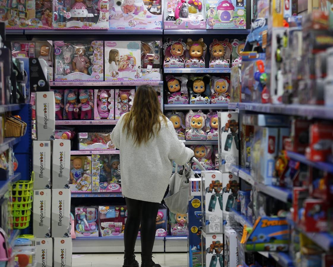 En imágenes: las jugueterías de Sevilla, abiertas hasta las 20.00