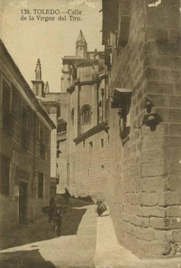 Calle de la Virgen del Tiro (actualmente Cardenal Cisneros). A la izquierda, la escuela municipal de Segundo Distrito. Postal editada por Grafos hacia 1920. 