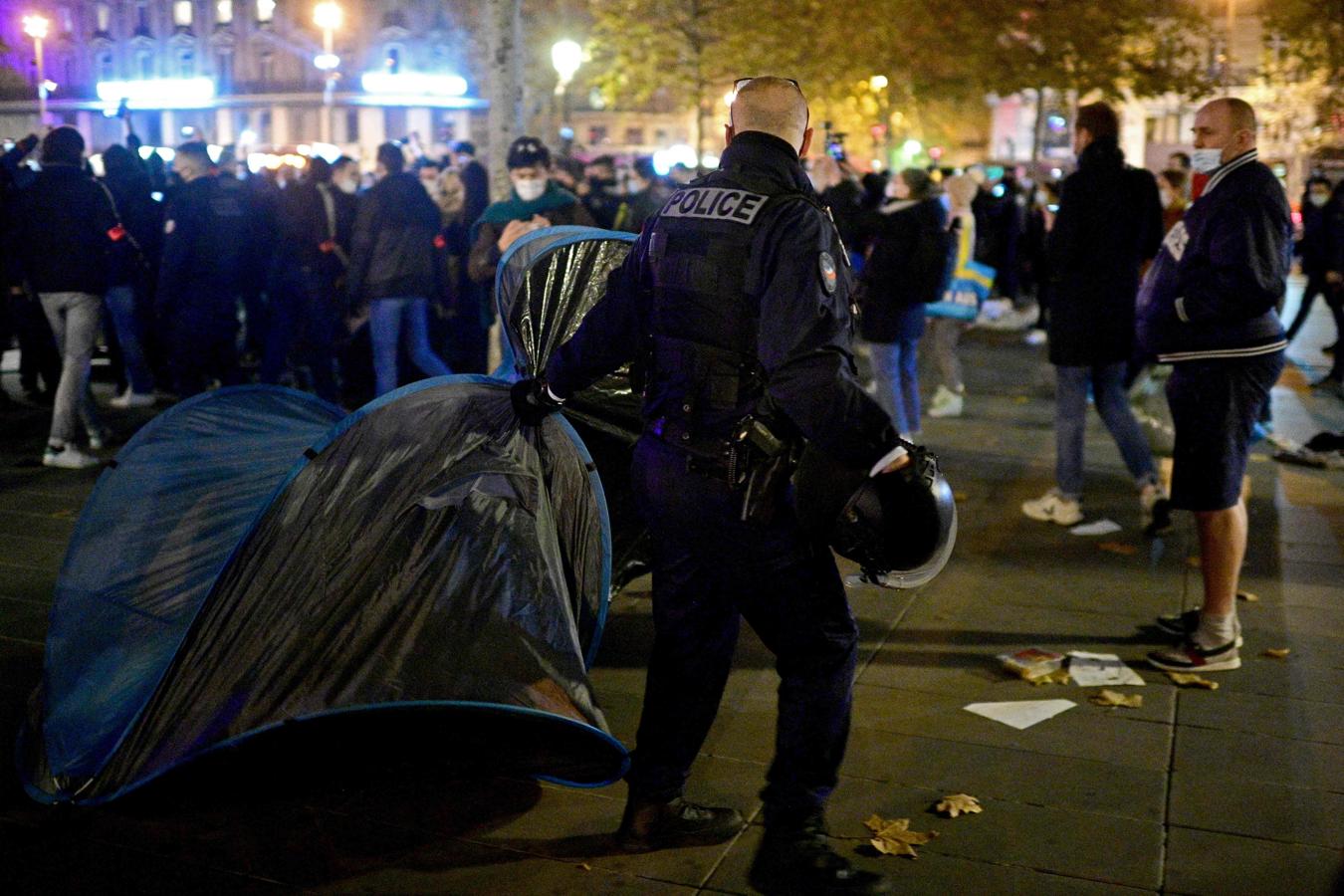 En imágenes: Así ha sido el desalojo de un campamento de inmigrantes en el centro de París