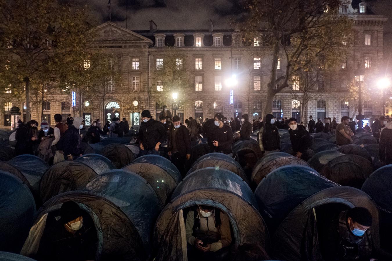 En imágenes: Así ha sido el desalojo de un campamento de inmigrantes en el centro de París