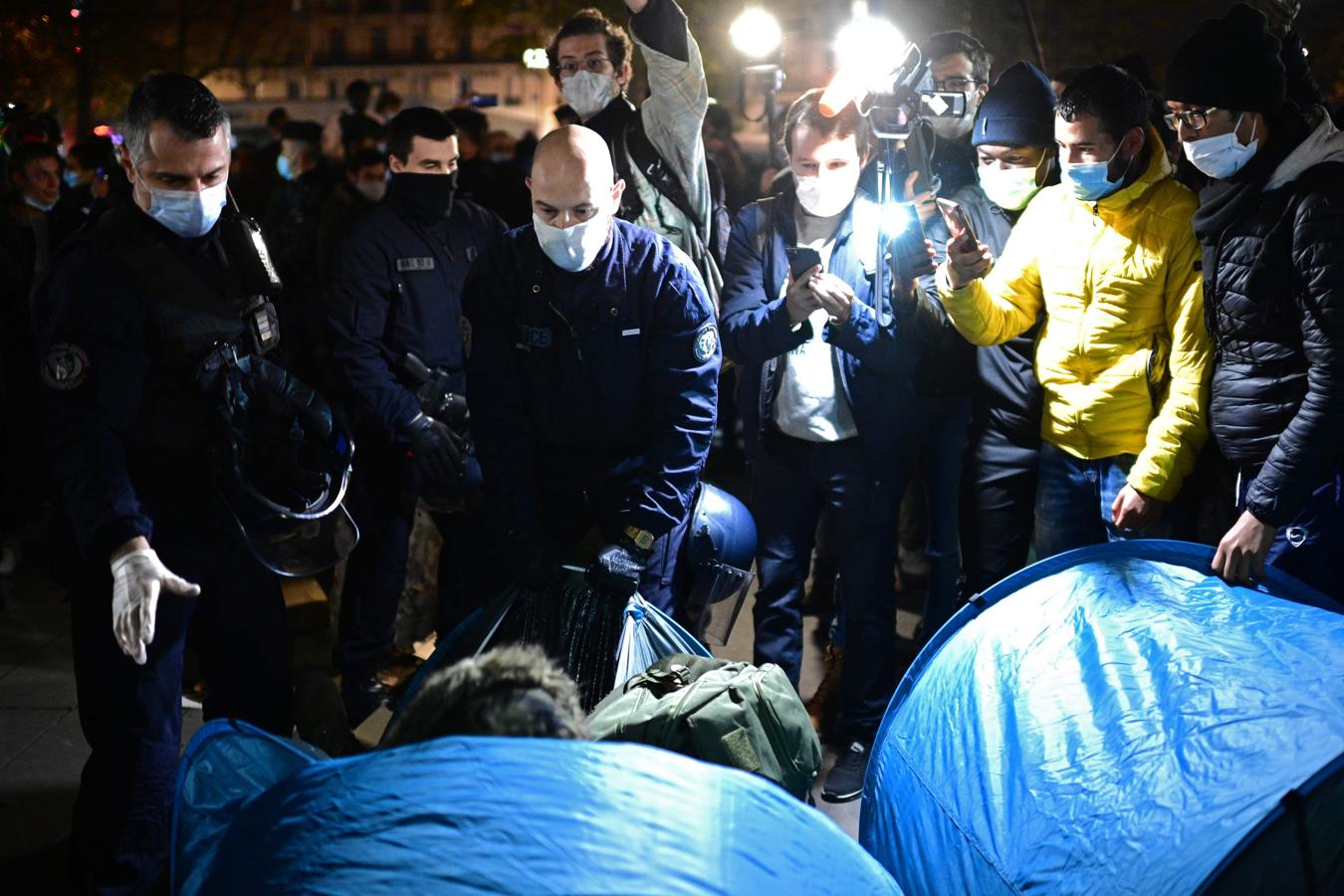 En imágenes: Así ha sido el desalojo de un campamento de inmigrantes en el centro de París