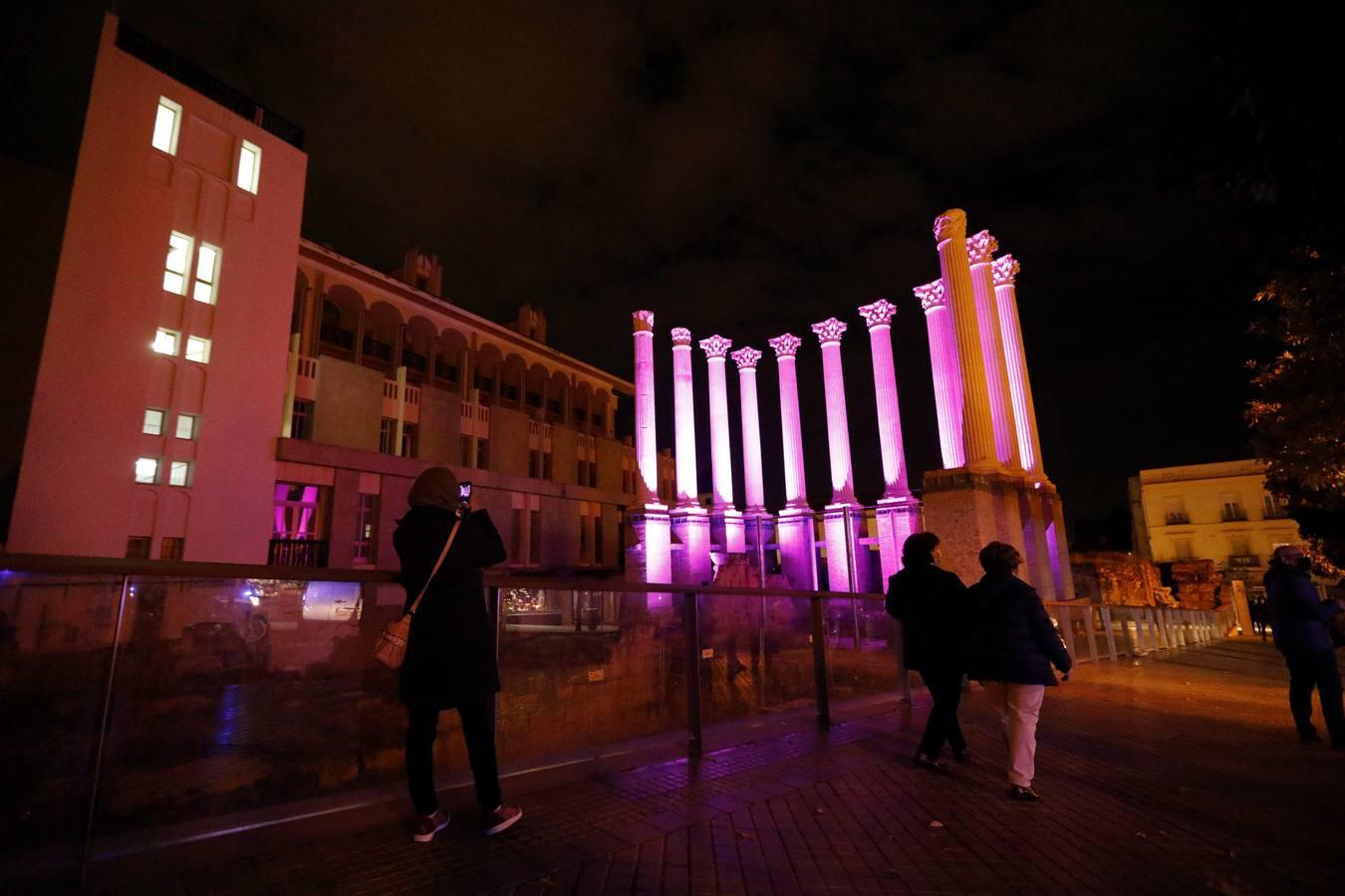 El Templo Romano de Córdoba se enciende contra la violencia machista