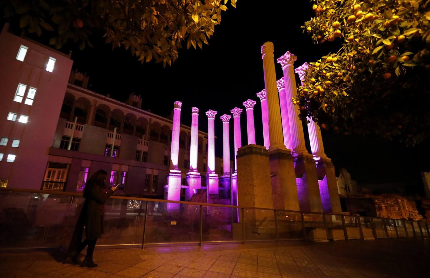 El Templo Romano de Córdoba se enciende contra la violencia machista