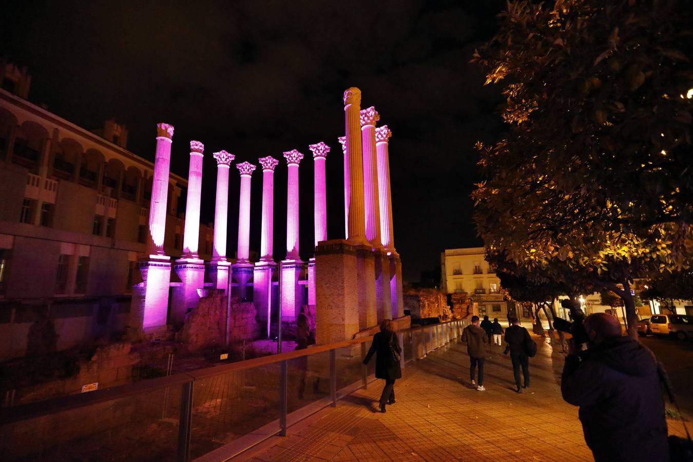 El Templo Romano de Córdoba se enciende contra la violencia machista