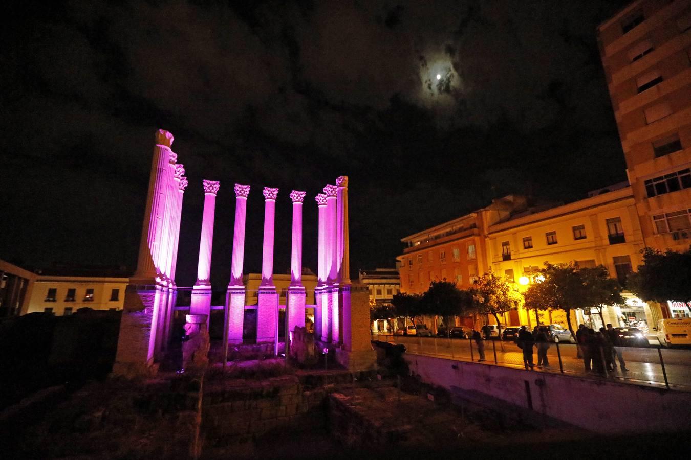 El Templo Romano de Córdoba se enciende contra la violencia machista