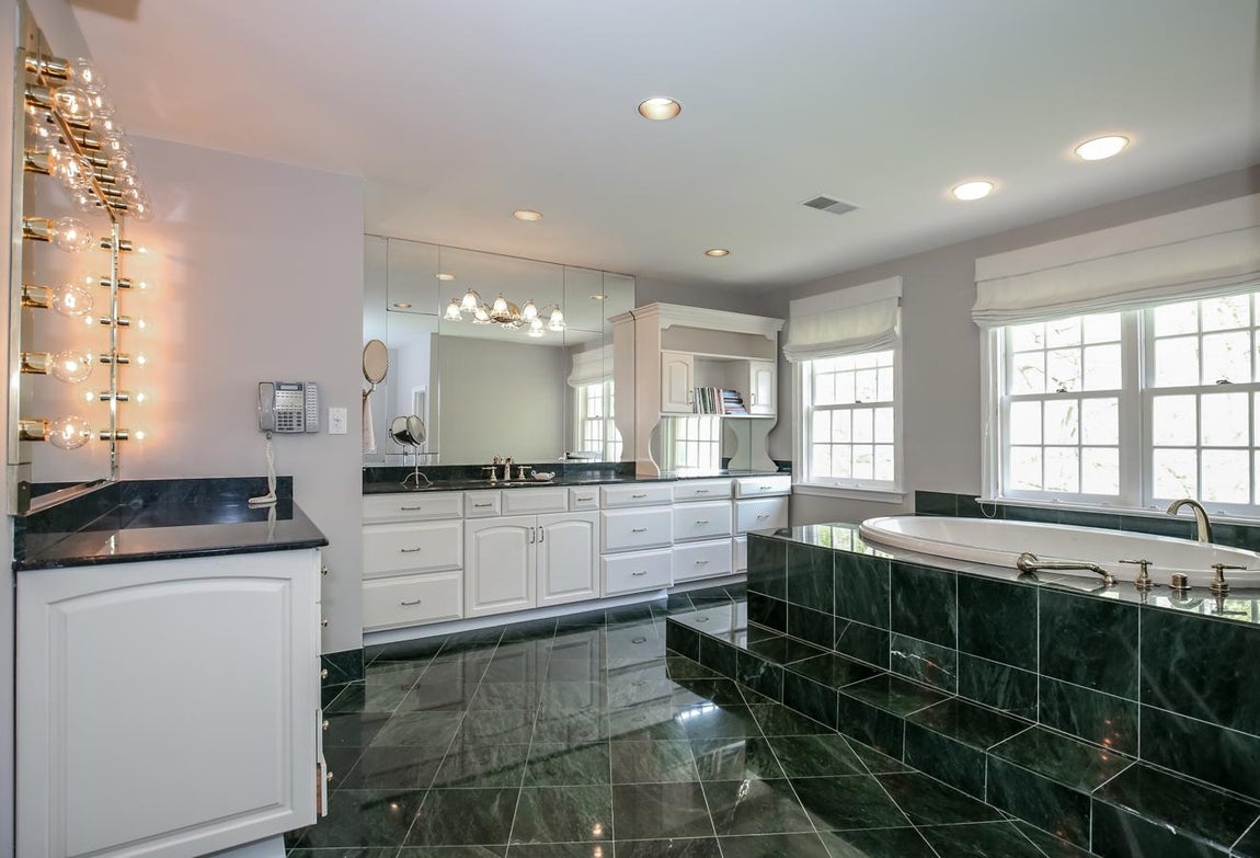 La mansión que conquistó a Joe Biden. Al baño principal tampoco le falta espacio ya que cuenta con una amplia bañera, una ducha de vapor y mucho espacio de almacenaje.