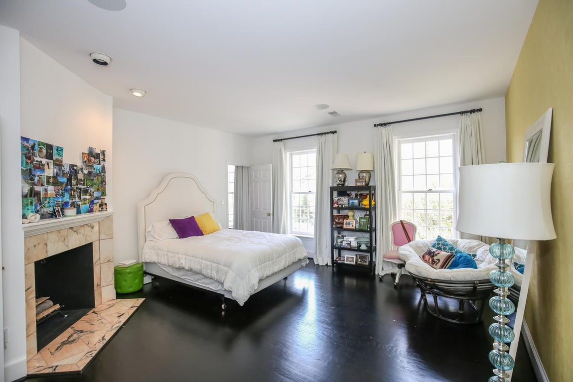 La mansión que conquistó a Joe Biden. Todos siguen la estética clásica con algún detalle innovador en las paredes o el mobiliario. En este caso no falta una chimenea recubierta de mármol.