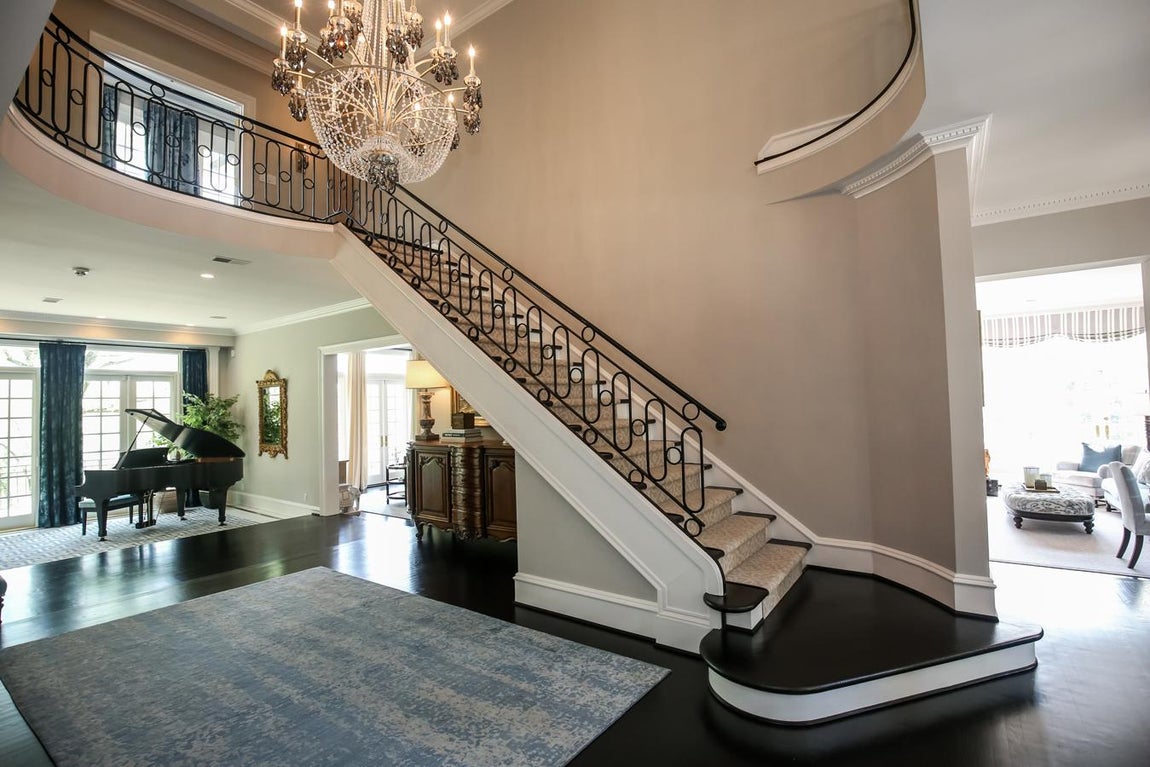 La mansión que conquistó a Joe Biden. La mansión ha sido testigo de su carrera política y en ella tampoco parece faltar el lujo. En el caso de que Biden pase a vivir en la Casa Blanca la mudanza no le pillará muy lejos, pues solo está a quince minutos en coche.