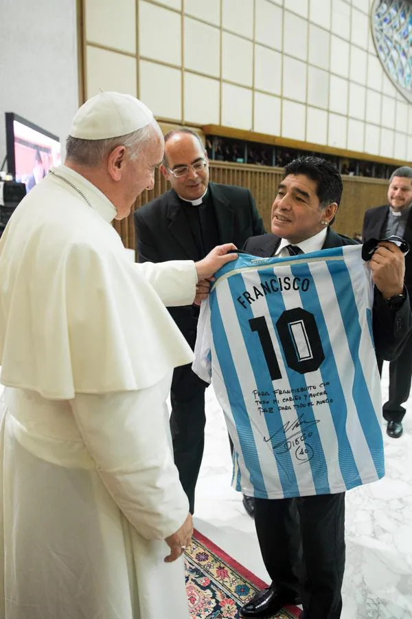Maradona entrega una camiseta de la Selección Argentina al papa Francisco. 