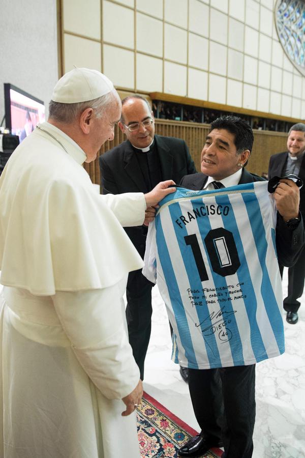 Maradona entrega una camiseta de la Selección Argentina al papa Francisco. 